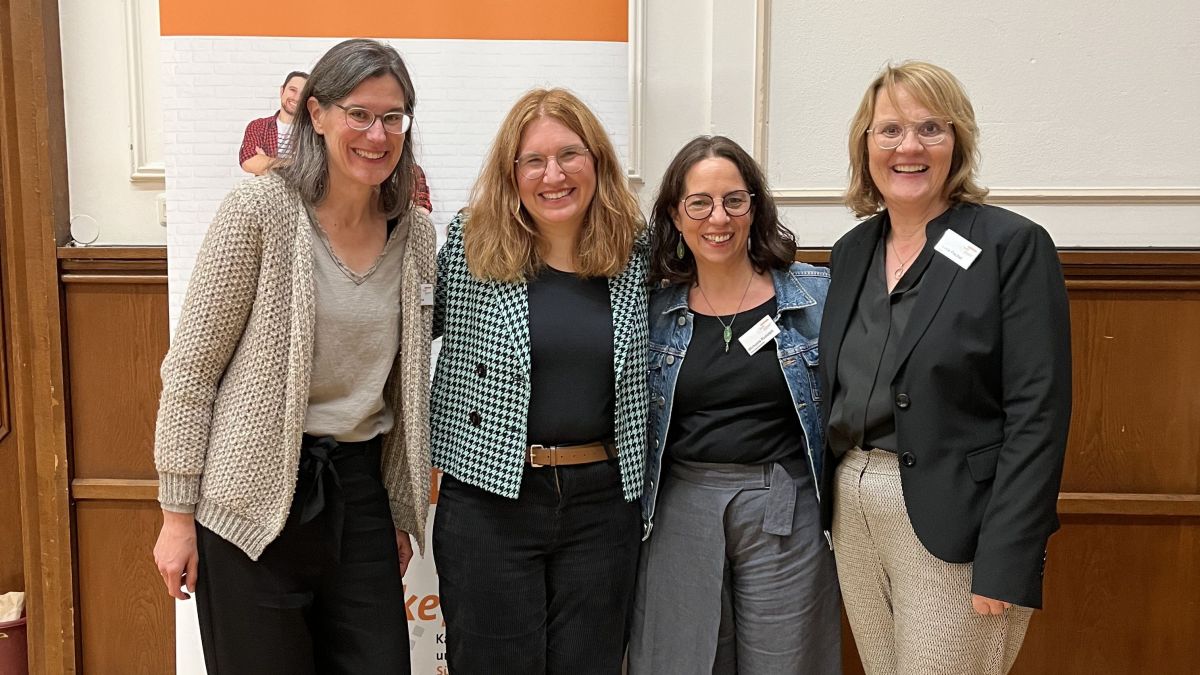 Auf Einladung der kefb Südwestfalen kam Nora Imlau (2.v.l) nach Olpe. Organisiert wurde der Abend von den Bildungsreferentinnen für Familienbildung Anne Polarek (l.), Michaela Rudolph (2.v.r) und der Leitung der kefb, Claudia Pischel (r.) von privat