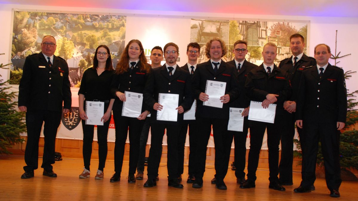 Bei der Jahresdienstbesprechung der Feuerwehren der Gemeinde Kirchhundem wurden zahlreiche Mitglieder geehrt von Hartmut Poggel