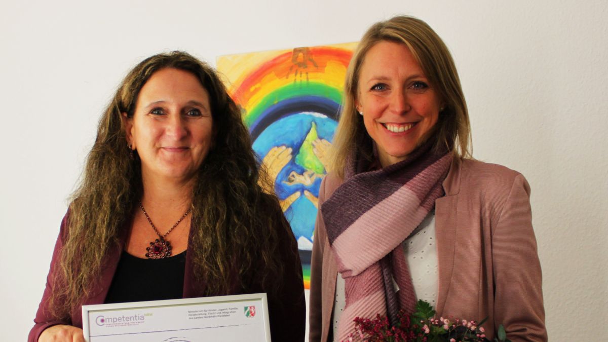 Nicole Fries-Lehmann (links) und Karina Reimann freuen sich über die wiederholte Bestätigung des Gütesiegels. von Caritas Kreisverband