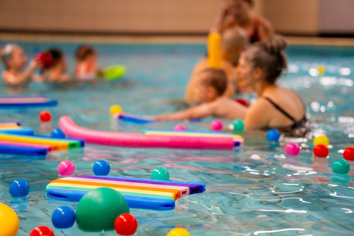 Spielmaterial fürs Wasser steht auch zur Verfügung. von Olaf Knoth