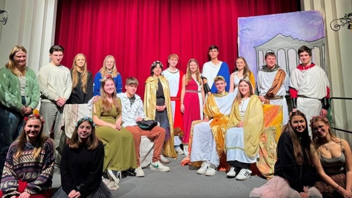 Der Literaturkurs der Jahrgangsstufe Q2 ist bereit für die Aufführungen. von privat