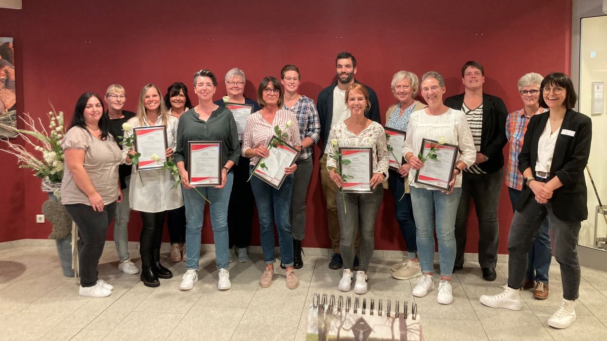 Absolventen der beiden Standorte gemeinsam mit den Camino-Koordinatoren. von Caritas Kreisverband