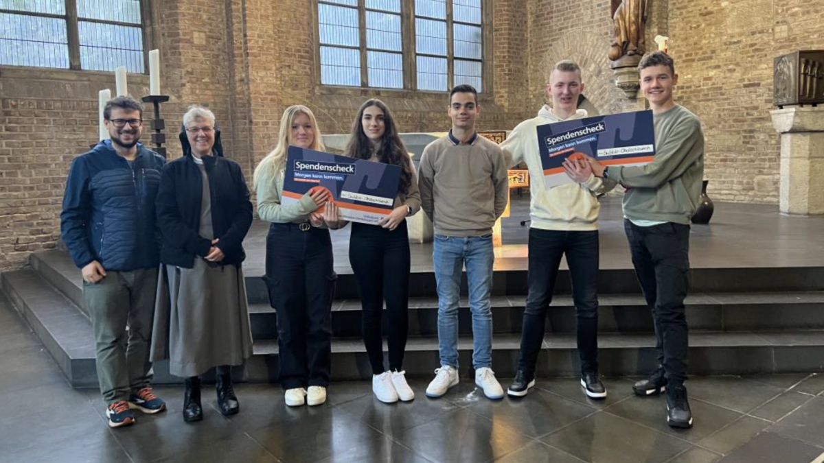 Die Franziskus-Schüler überreichten die Spenden an die Obdachlosenhilfe Gubbio in Köln. von privat