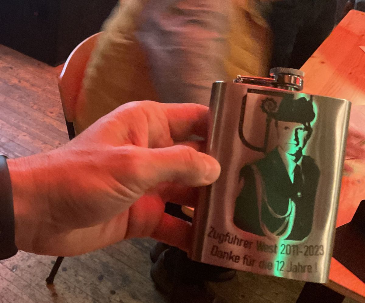 Christian Biermann wurde für seine langjährige Vorstandsarbeit u.a. mit einem personalisierten Flachmann verabschiedet. von privat