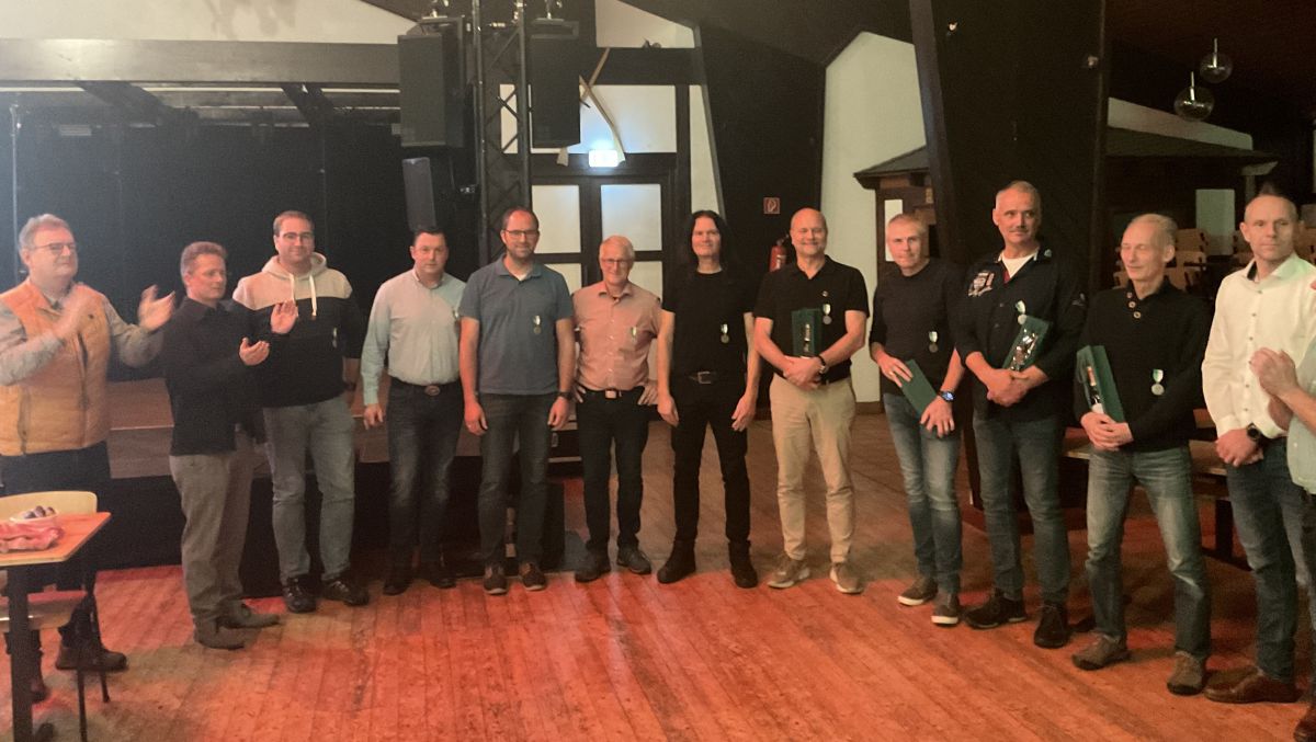 Für langjährige Mitgliedschaft geehrte Schützenbrüder aus Oedingen. von privat