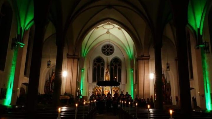 In der Pfarrkirche Grevenbrück möchte der Frauenchor Aviva seine Zuhörer auf die besinnliche...