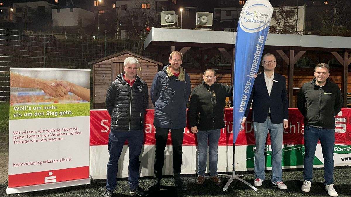 Von links: Kai Blöink und Stefan Heimes (Vorstand TSV Saalhausen), Rainer Krahl (Stadtsportverband Lennestadt), Thorsten Tillmann (Sparkasse ALK) und Marcel Plaßmann (Vorstand SV Oberelspe). von privat