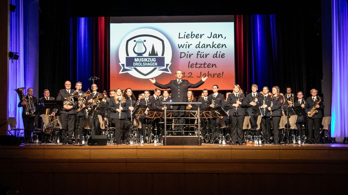 Die Musiker und ihr musikalischer Leiter genießen den Beifall des Publikums. von Julia Stamm-Ochel