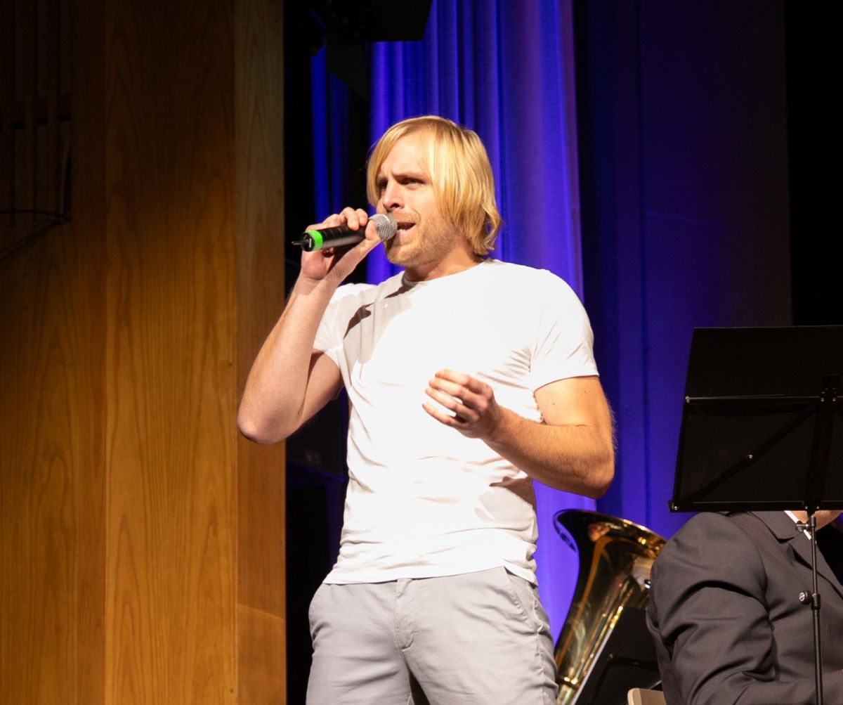 Gastsänger Bastian Wurm in seinem Element. von Julia Stamm-Ochel