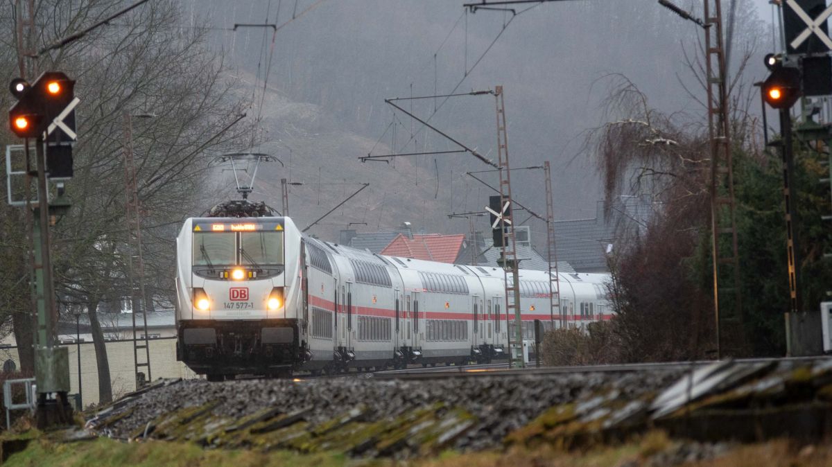 Ein Intercity auf der Ruhr-Sieg-Strecke. von Nils Dinkel