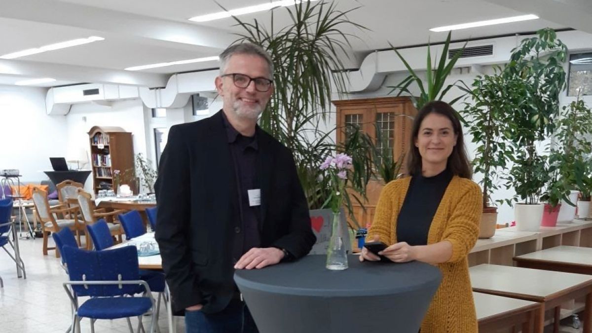 Helena Fleischer, Leiterin InVia Olpe und Helmut Brocke-D’Ortona, Vorstand des Katholischen Jugendwerks stellen das Projekt vor. von privat
