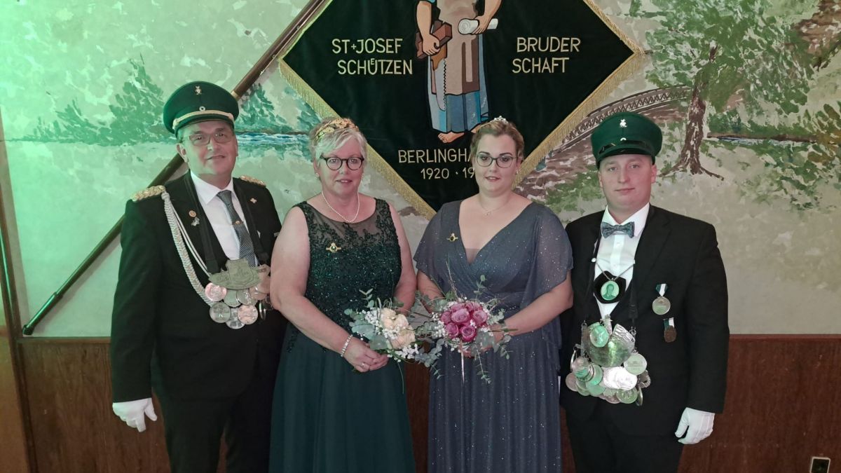 Die Majestäten der Schützenbruderschaft Berlinghausen, das Königspaar Julian Lehmann und Theresa Wigger (r.) und das Kaiserpaar Andreas und Alexa Wigger. von privat