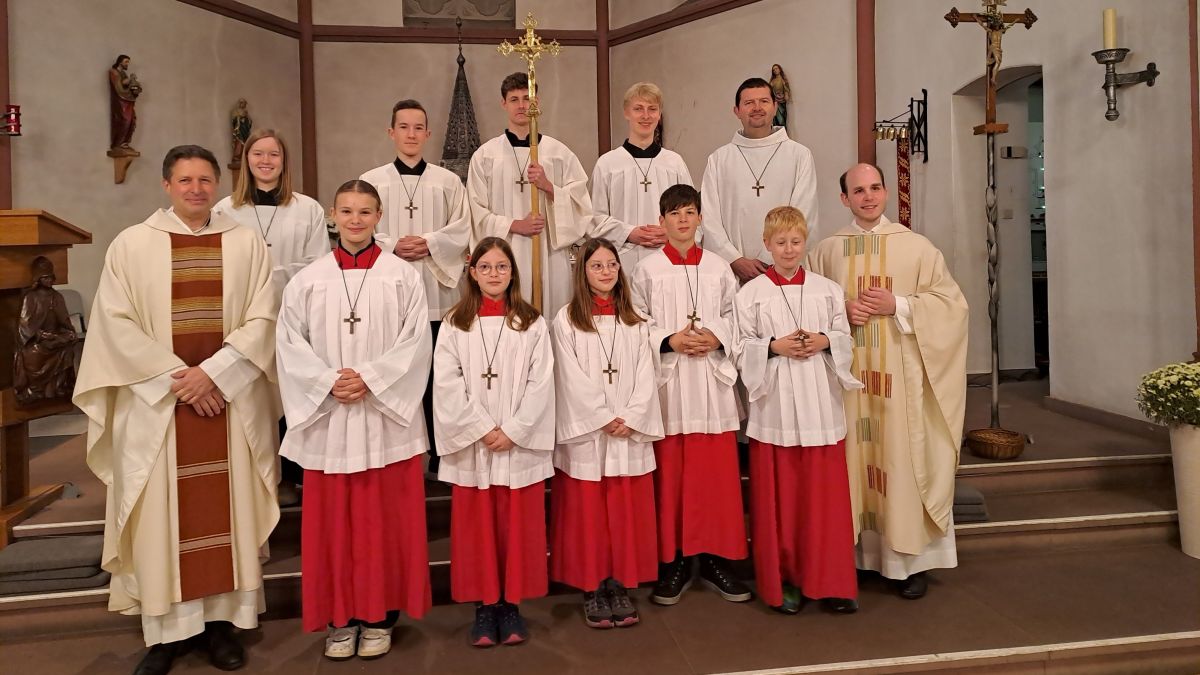 Die beiden neuen Messdienerinnen Klara und Maria Heite (vorne Mitte) wurden feierlich von Pastor Johannes Sanders in den Dienst aufgenommen. von privat