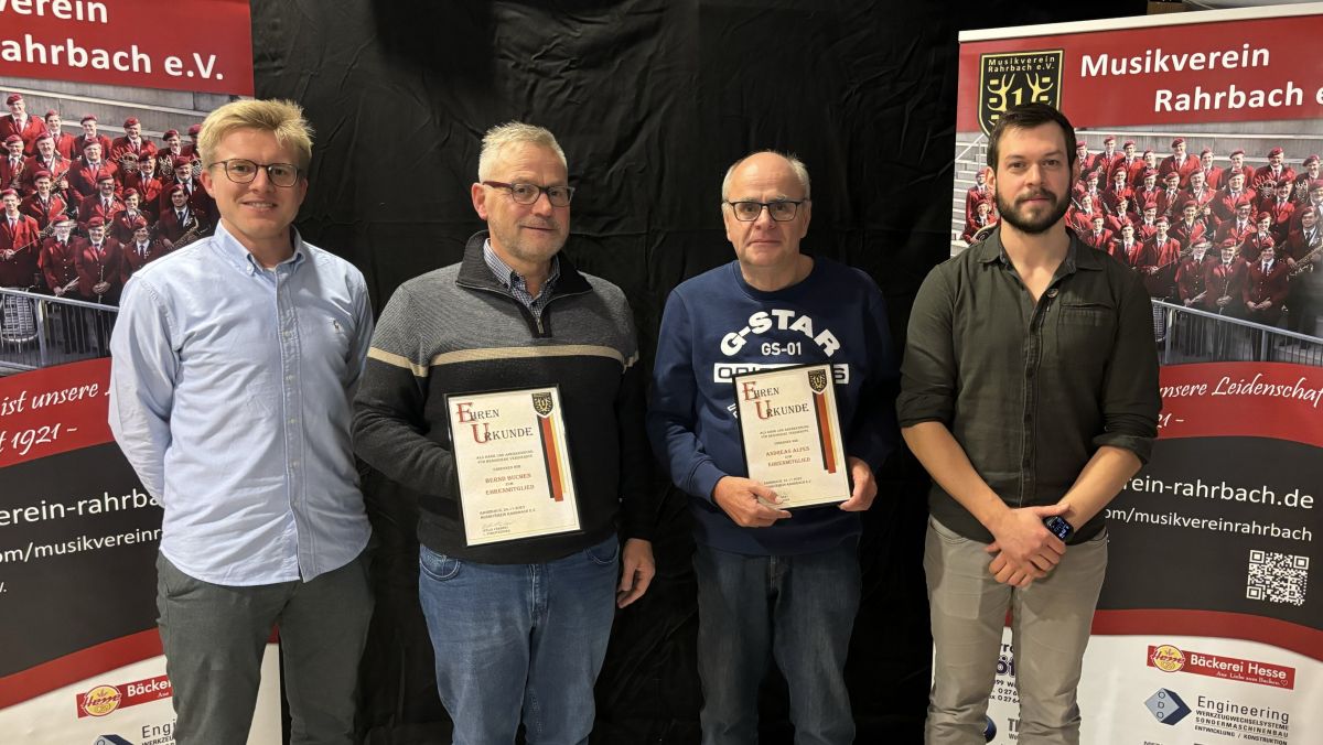 Vorsitzender Felix Färber (links) und 2. Vorsitzender Felix Weber (rechts) freuen sich zusammen mit Bernd Buchen und Andreas Alfes (von links) über die Ernennung zu Ehrenmitgliedern. von privat