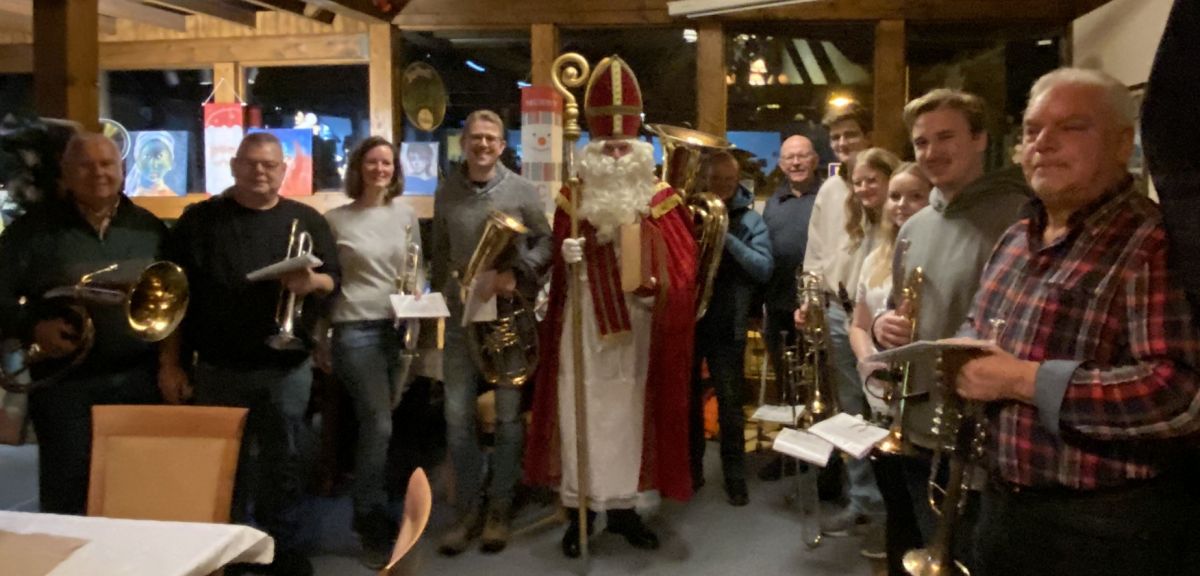 Der Musikverein Bilstein hieß den Nikolaus mit adventlichen Klängen willkommen. von privat