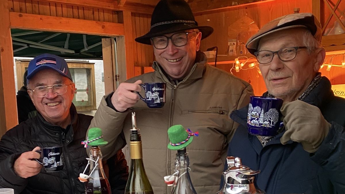 Das ein oder andere Heißgetränk sorgte dafür, dass den Besuchern beim Bilsteiner Weihnachtsmarkt 2023 trotz des Schauerwetters nicht kalt wurde. von privat