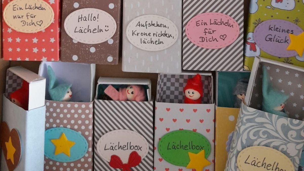 Mit seinen Lächel-Boxen möchte das Team den Besuchern des Altenhundemer Weihnachtsmarktes ein Lächeln schenken. von privat