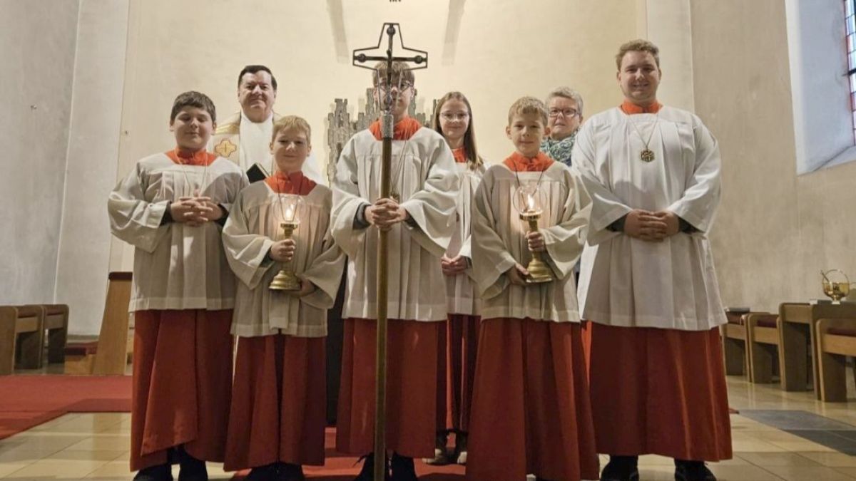 Pastor Mysliwiec (h.l.) nahm zwei neue Messdiener auf. von privat