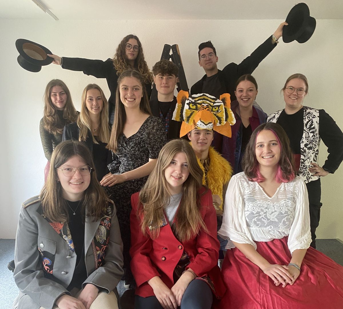 Überwiegend Schüler aus der Oberstufe des Gymnasiums Maria Königin wirken beim Musical-Projekt „The Greatest Showman“ mit. von privat