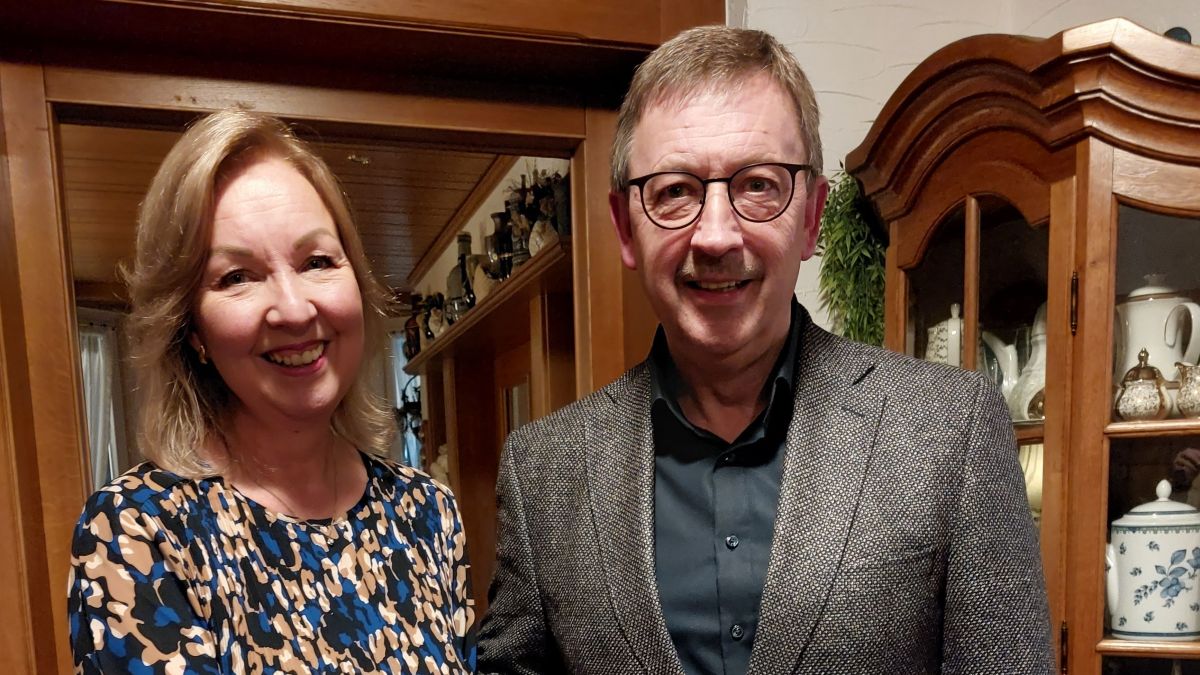 Manfred Fernholz übergibt den ersten Vorsitz des GV „Westfalia“ Rhode an Christina Hohmann-Ströfer. von privat