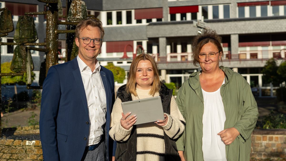 Freuen sich über die Umsetzung des Portals „L(i)ebenswert Lennestadt“: Lennestadts Bürgermeister Tobias Puspas, Louisa Funke von der Wirtschaftsförderung und Simone Tesche-Klenz vom Stadtmarketing. von Michael Bahr