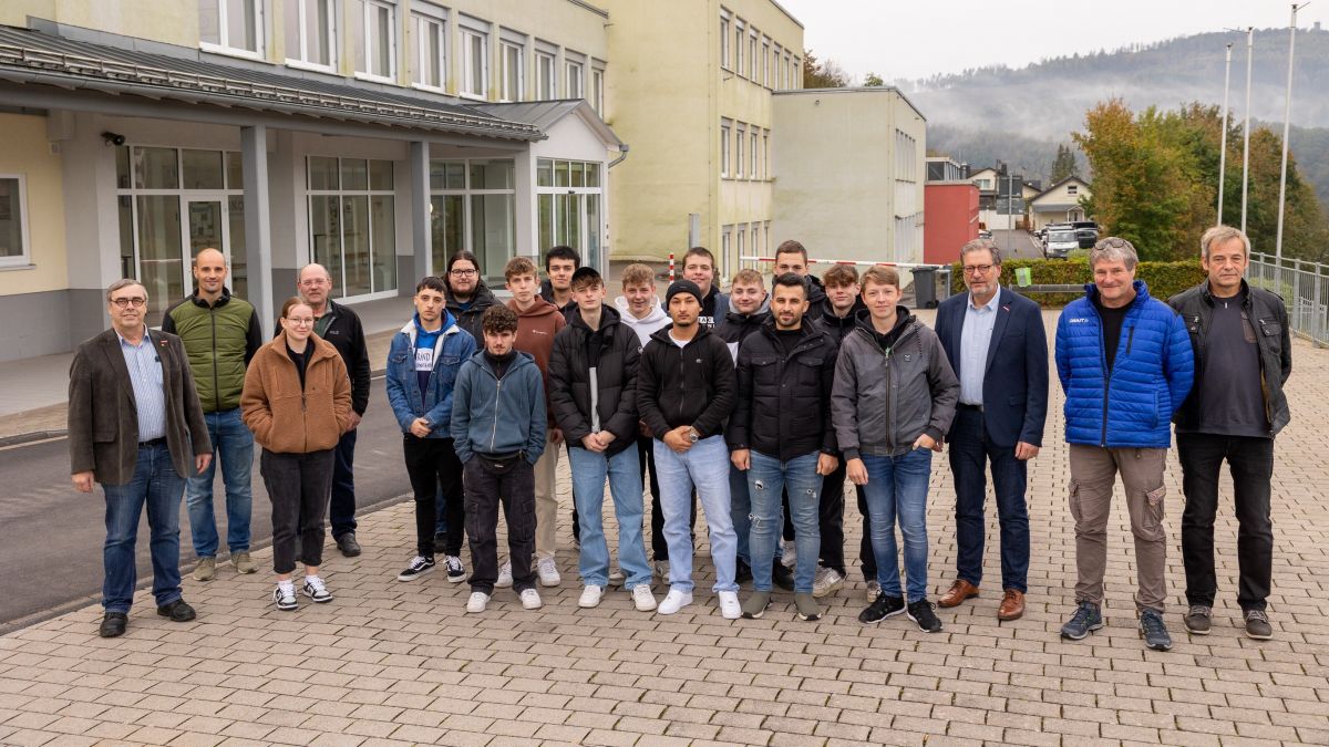 Ein gemeinsames Gruppenfoto bildete den Abschluss der Vorstellung der neuen Auszubildenden der Innung für Elektrotechnik des Kreises Olpe. von Innung