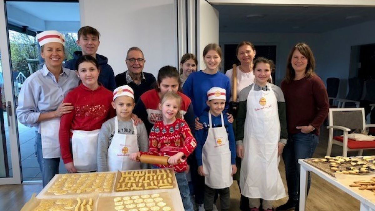 Diese Weihnachtsbäckerei schenkt so viel mehr als nur 60 Kilogramm feinste Plätzchen: Zusammenhalt, Freude und Hoffnung bestimmten den gemeinsamen Tag und werden auch als Botschaft für die Empfänger der Leckereien mitgeschickt. von privat
