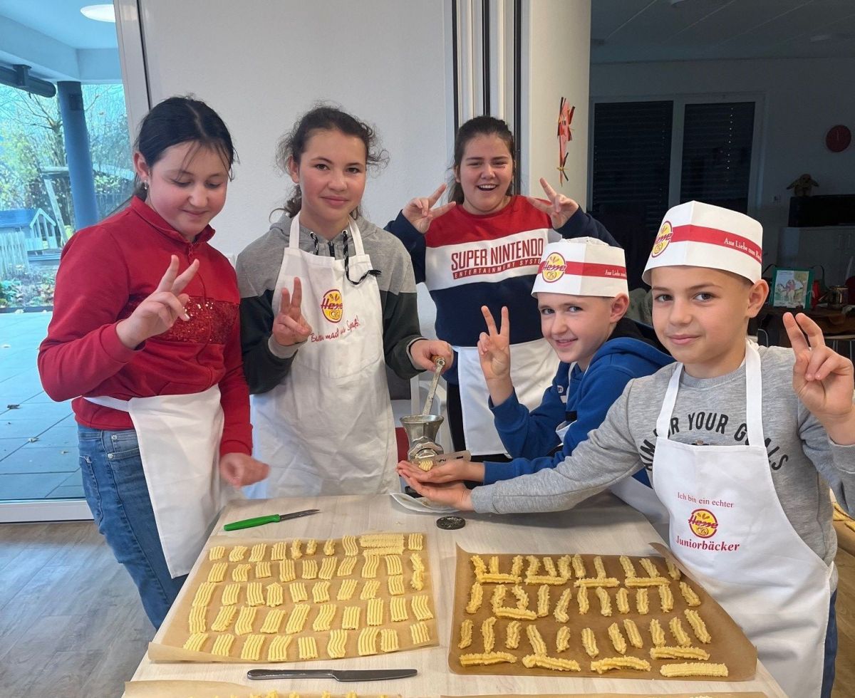 Diese Weihnachtsbäckerei schenkt so viel mehr als nur 60 Kilogramm feinste Plätzchen: Zusammenhalt, Freude und Hoffnung bestimmten den gemeinsamen Tag und werden auch als Botschaft für die Empfänger der Leckereien mitgeschickt. von privat