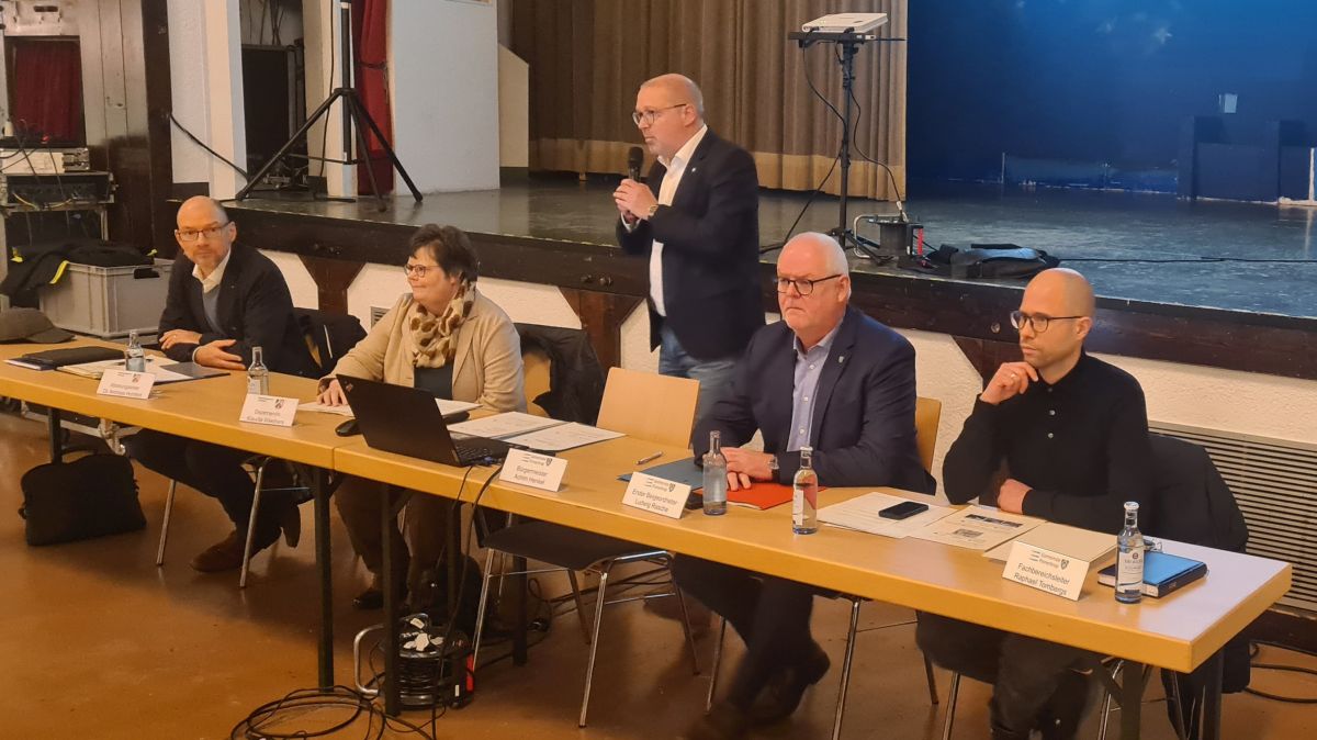Das Podium (v.l.): Dr. Andreas Hohlfeld, Klaudia Wiechers, Bürgermeister Achim Henkel, Ludwig Rasche und Raphael Tombergs. von Nicole Voss
