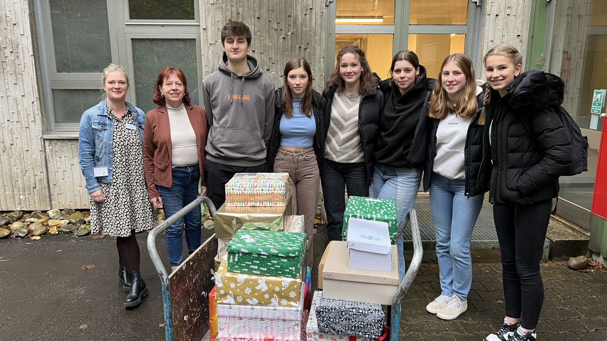 Die Schüler des St.-Ursula-Gymnasiums packten Geschenke für „Weihnachten im Schuhkarton“. von privat