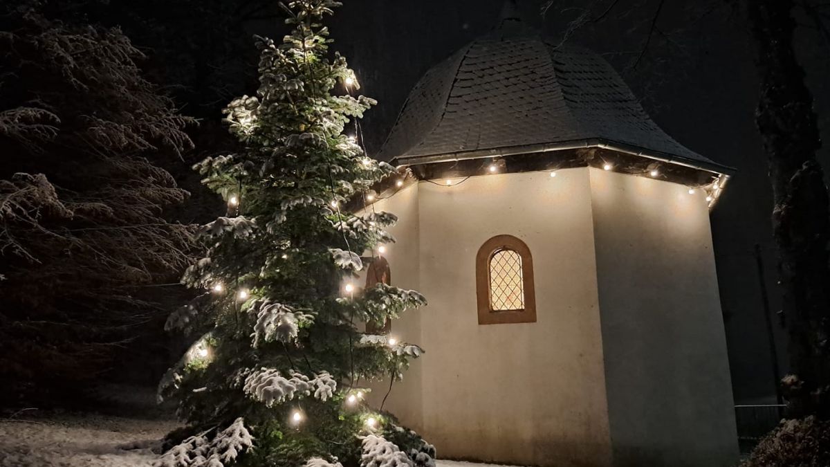 Der erste Schnee im Kreis Olpe: Vasbachkapelle Kirchhundem. von Simone Japes