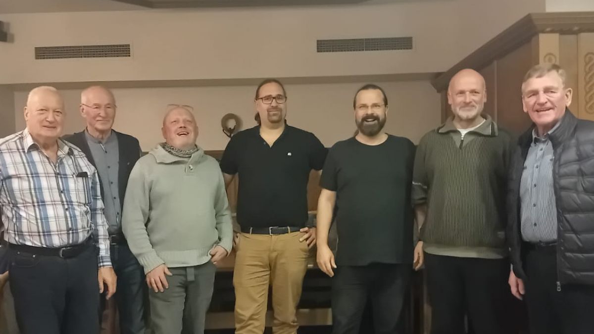 Der Vorstand des MGV Finnentrop: (v.l.) Alfons Knorr, Gerhard Niklas, Matthias Wahl, Pascal Knorr, Christian Klein, Uwe Rink und Helmut Adler. Es fehlt Tobias Hamm. von privat
