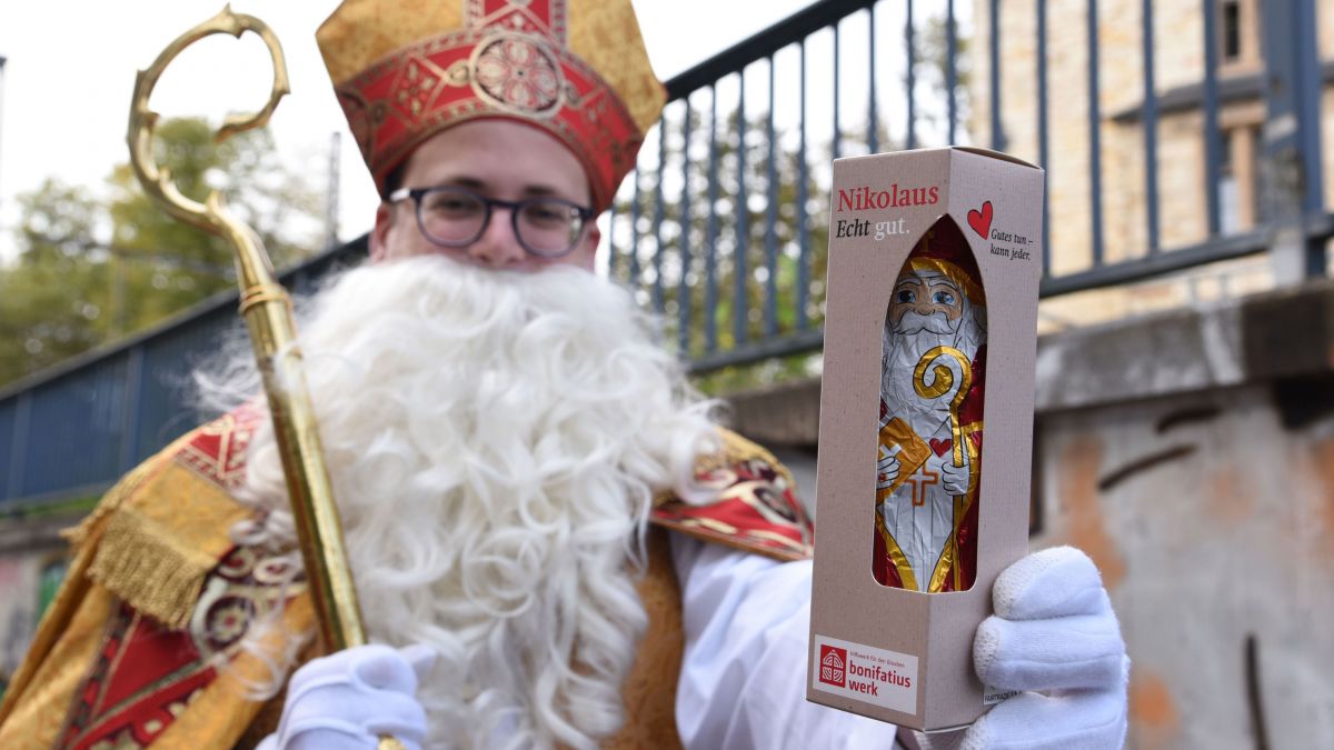 Der heilige Nikolaus bereitet mit einem Schokonikolaus eine kleine Freude. von Pia Wittek/Bonifatiuswerk