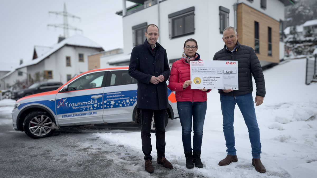 Stefan Lange vom Kommunalen Partnermanagement der Westenergie (links) und Werner Folle, Betriebsvorsitzender der Westnetz in Arnsberg (rechts), übergeben den Scheck in Höhe von 5.000 Euro an Joanna Junge von der Organisation strahlemaennchen. von Westnetz