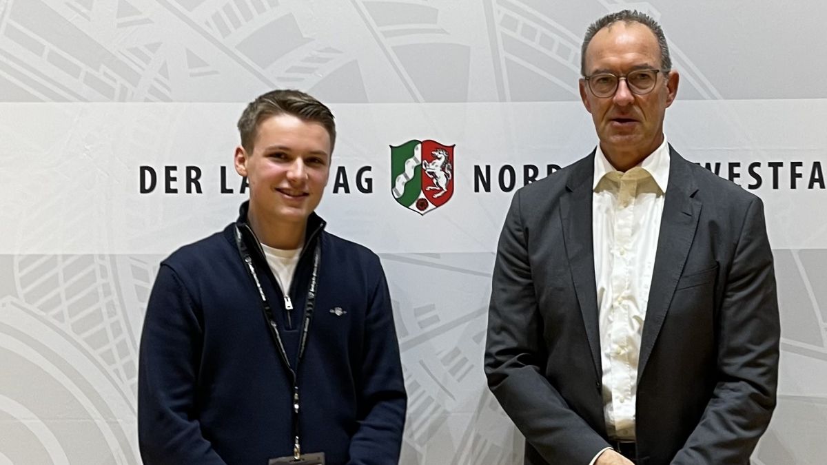 Jan Büdenbender vertrat Jochen Ritter (rechts) für drei Tage im Düsseldorfer Landtag. von privat