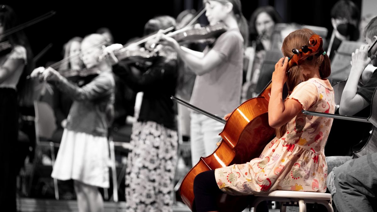 Inmitten der besinnlichen Adventszeit lädt die Musikschule der Hansestadt Attendorn zum Adventskonzert in die Evangelische Erlöserkirche ein. von privat