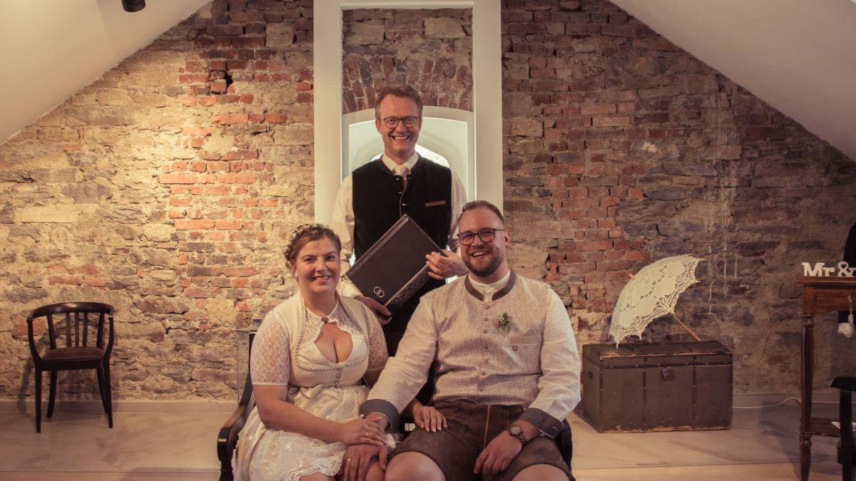Schützenkönig traut Königspaar: Lennestadts Bürgermeister und König von Sporke-Hespecke, Tobias Puspas, traute das amtierende Königspaar von Oberelspe, Lena und Yannic Schmidt. von Stadt Lennestadt