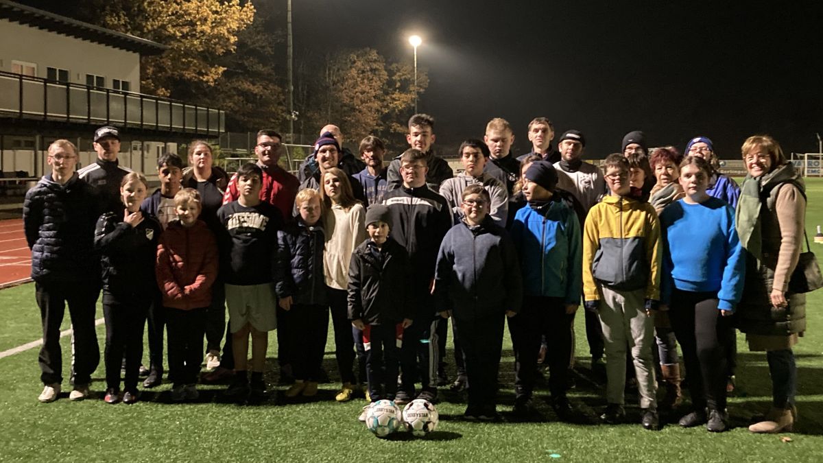 Vertreter der SPD Wenden besuchten ein Training der Inklusionsmannschaft des FSV Gerlingen. von privat