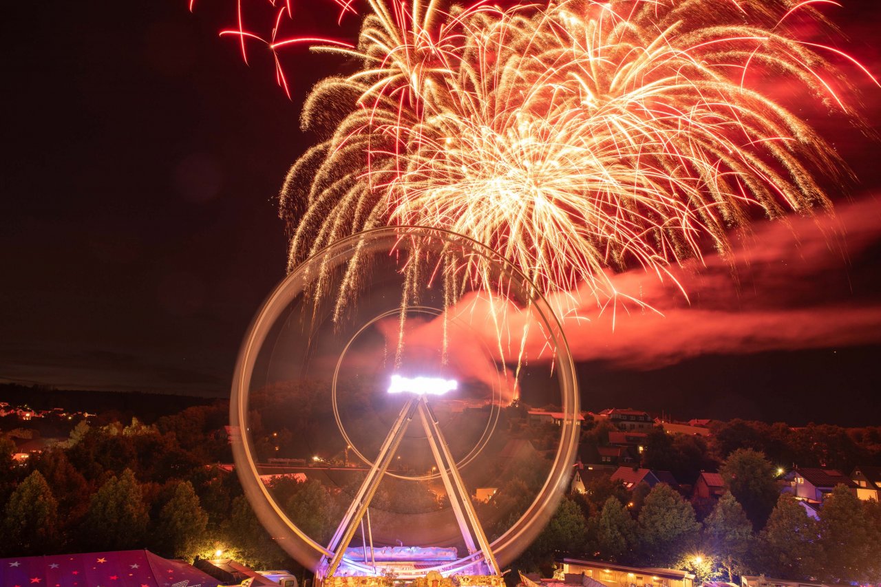 Ein Höhenfeuerwerk erhellte den Nachthimmel bei der Wendener Kirmes. von Nils Dinkel
