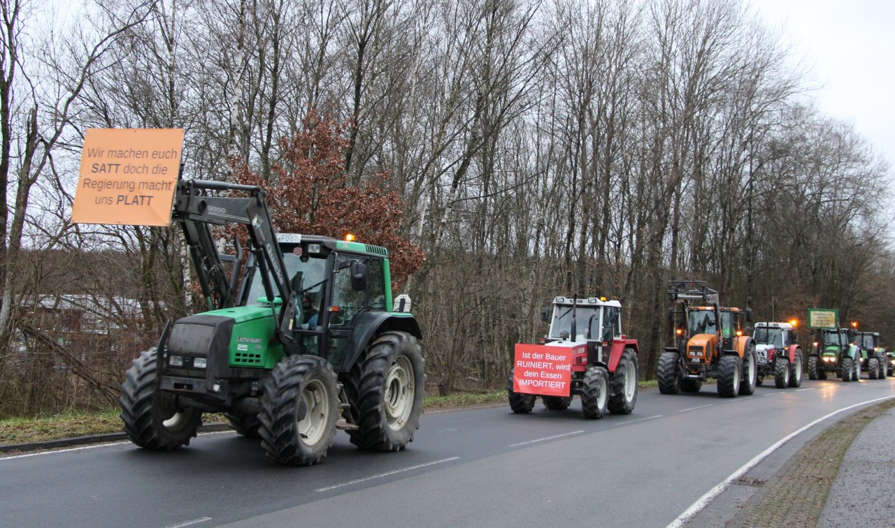 Mit mindestens 200 Traktoren und Lastwagen machten sich Landwirte und Vertreter anderer Branchen von Hünsborn aus auf den Weg zur Demonstration in Siegen. von Lorena Klein