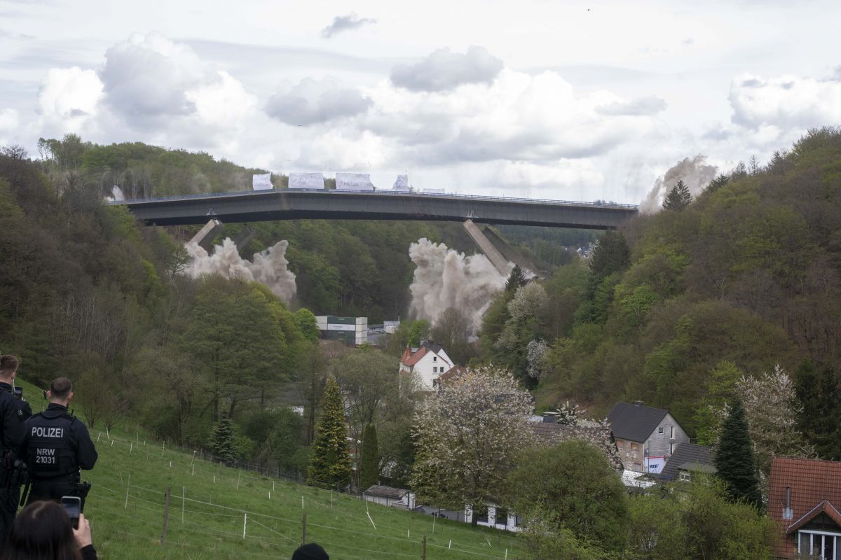 Die Talbrücke Rahmede ist am Sonntag, 7. Mai, erfolgreich gesprengt worden. von Nils Dinkel