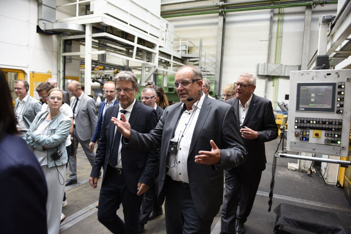 Dr. Robert Habeck besuchte am Dienstag, 6. Juni, gemeinsam mit Mona Neubaur Kirchhoff Automotive In Attendorn. von Nils Dinkel