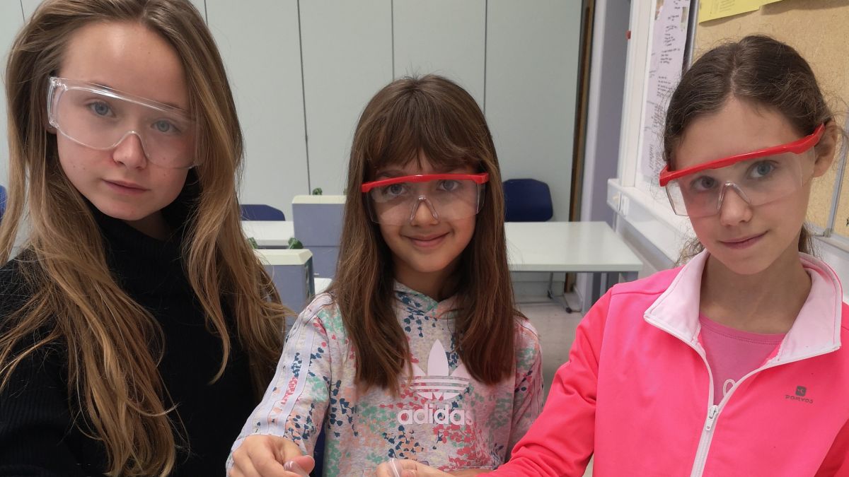 Die Fünftklässler des Rivius Gymnasiums - wie Sophia, Nahja und Celine - experimentierten mit Viertklässlern aus den Attendorner Grundschulen. von privat