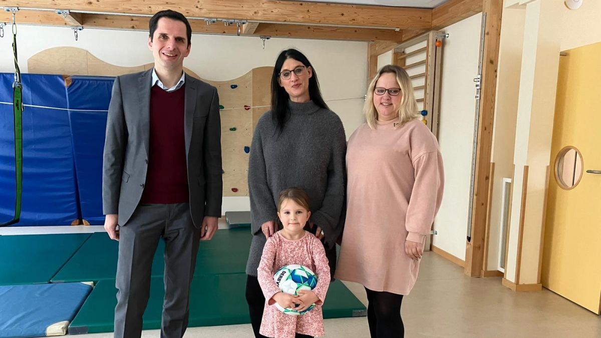 Bürgermeister Christian Pospischil ließ es sich nicht nehmen, dem Kindergarten St. Martin im Schwalbenohl persönlich einen Ball zu überbringen. Sehr zur Freude von Bianca Siljeg (Zweite von links) und Ramona Gimmel vom Kindergartenteam und der kleinen Leonor. von Hansestadt Attendorn