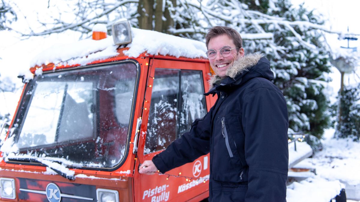 Sebastian Heimes freut sich über die Rodler am Hang hinter der Skihütte Halberbracht. Auch den Pisten-Bully brachte er wieder in Schwung. von Nils Dinkel