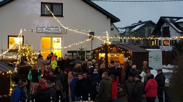 Der Musikverein „Hoffnung“ Hünsborn lädt zum Weihnachtszauber am Musikerhaus.