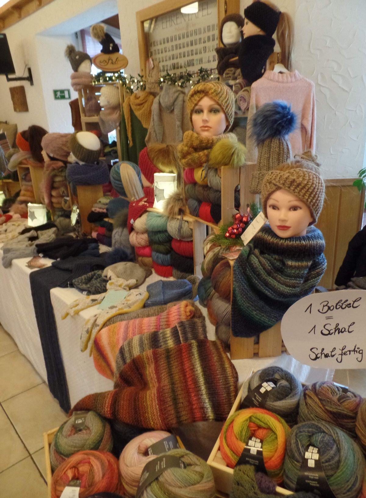 Ein reichhaltiges Angebot bietet der Weihnachtsmarkt der Möllmicker Chöre „Einigkeit“. von Joachim Jung