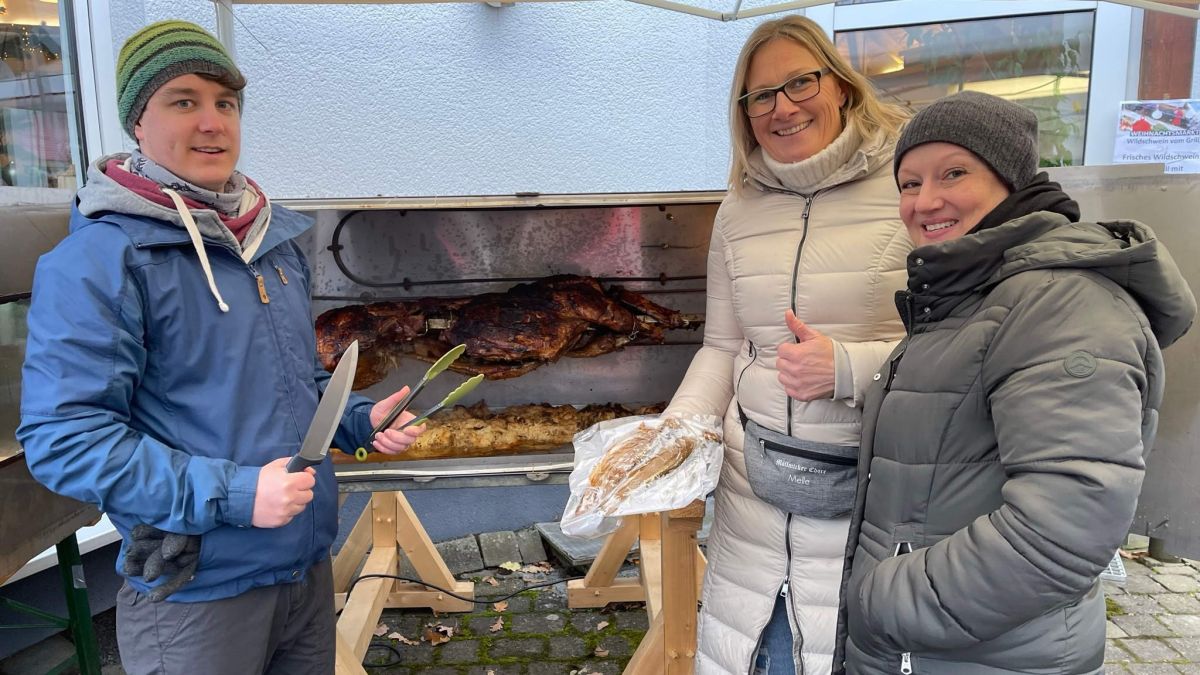 Selbstgemachte Leckereien schmecken immer noch am besten: Unter anderem mit Wildschwein vom Grill lockt der Weihnachtsmarkt der Möllmicker Chöre zum Dorfgemeinschaftshaus. von Joachim Jung