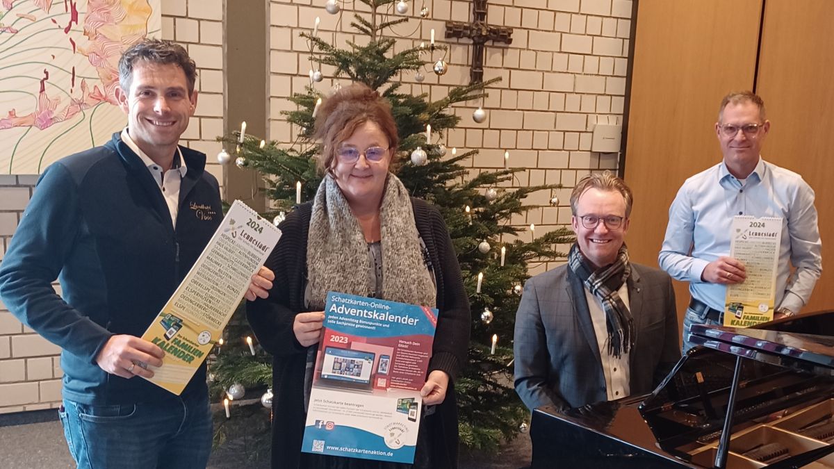 Andreas Voss (Vorstand Stadtmarketing), Simone Tesche-Klenz (Stadtmarketing), Bürgermeister Tobias Puspas und Steffen Baumhoff (Vorstand Stadtmarketing, v.l.) stellen den neuen Kalender vor. von (C) Stadt Lennestadt