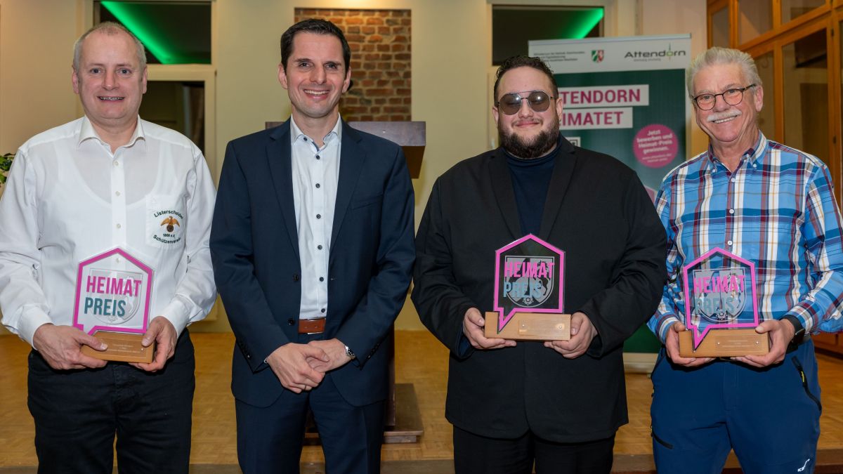 Die Heimatpreis-Gewinner (v.l.n.r.) Alexander Böhne (Listerscheider Schützenverein), Bürgermeister Christian Pospischil, Lukas Steinberg und Rudolf Möller (SeniorenSport Verein). von @Artwork Attendorn